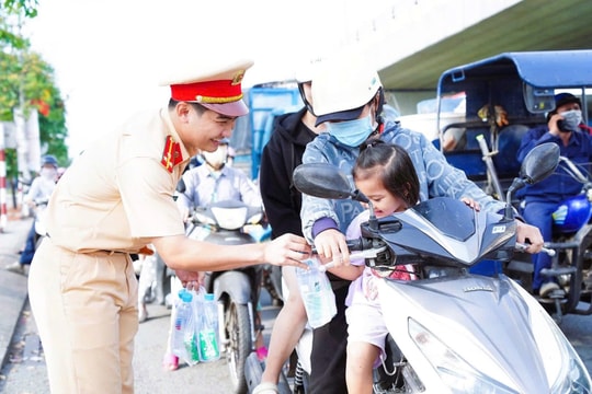 CSGT Đồng Nai tiếp sức hàng chục nghìn lượt người dân trên đường về quê ăn Tết