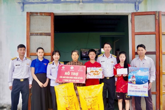 Vùng 3 Hải quân tri ân gia đình chính sách dịp Xuân mới