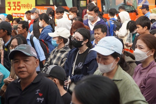 TP. HCM: Bến xe, sân bay, cửa ngõ đông đúc ngày 26 Tết