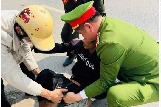 Người đàn ông nằm gục trên đường khi về quê ăn Tết