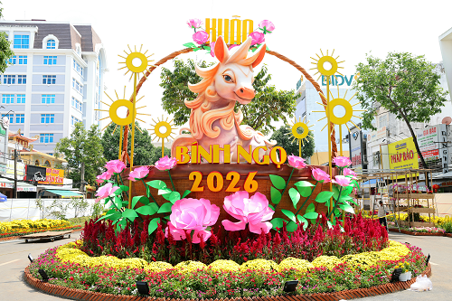 Ngắm đường hoa nghệ thuật Cần Thơ chào Xuân Bính Ngọ