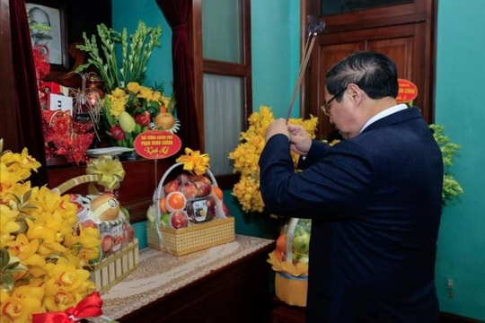 Thủ tướng Phạm Minh Chính dâng hương tưởng nhớ Chủ tịch Hồ Chí Minh tại Nhà 67