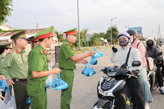 Công an TP Cần Thơ tiếp sức người dân về quê đón Tết