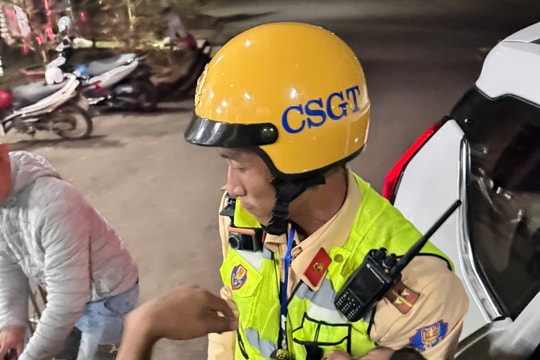 Lâm Đồng: Cảnh sát giao thông hỗ trợ người bệnh qua cơn nguy kịch