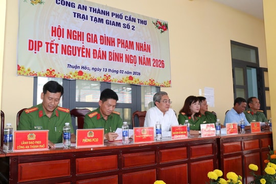Ấm tình Xuân nơi Trại tạm giam