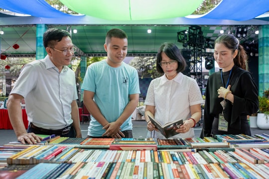 Lãnh đạo TP.HCM kiểm tra Lễ hội đường sách Tết trước giờ khai mạc