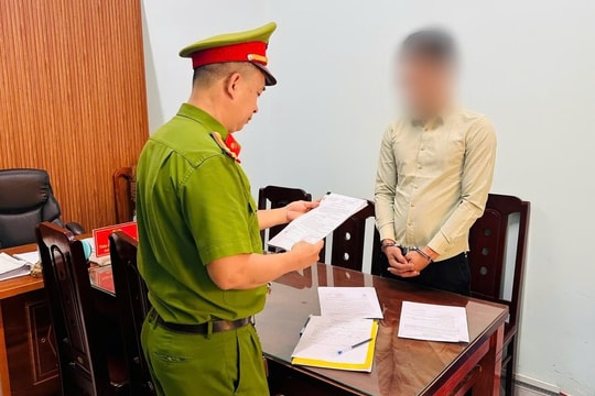Bắt tạm giam đối tượng bẻ khóa điện thoại, chiếm đoạt tiền ngân hàng