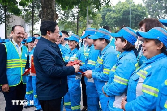 Thủ tướng chúc Tết công nhân vệ sinh môi trường tại Hà Nội