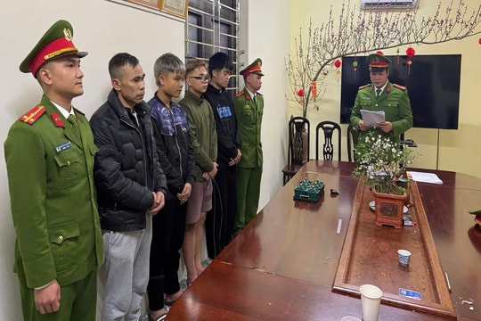 Khởi tố 3 đối tượng xông vào quán cắt tóc đòi nợ bằng hung khí