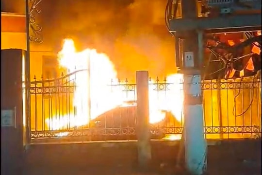 Bắt đối tượng đốt cửa chùa và 2 xe ô tô