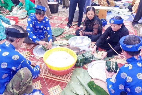 Quây quần gói bánh chưng, giữ lửa Tết Việt