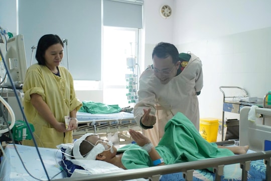 Bộ đội Đà Nẵng sẻ chia Tết cùng bệnh nhân
