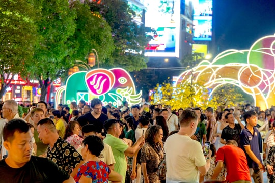 Trung tâm TP.HCM náo nhiệt đêm giao thừa