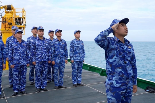 Vững vàng dưới cờ Tổ quốc nơi biển trời Trường Sa