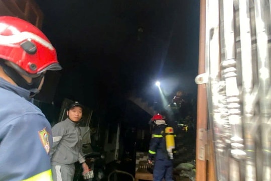 Cứu hai người mắc kẹt trong vụ cháy nhà sáng mùng 1 Tết
