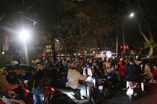 Không khí đón giao thừa tại Hà Nội