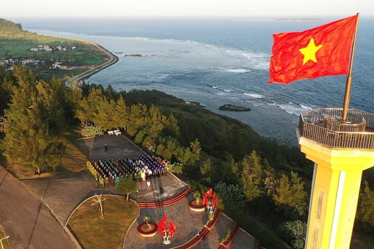 Thiêng liêng Lễ chào cờ đầu năm mới trên đỉnh Thới Lới