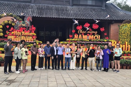 Ninh Bình đón khách “xông đất” ngày mùng 1 tết Bính Ngọ