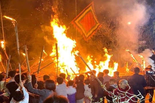 Người dân làng Động Bồng rước lửa thiêng cầu may trong đêm giao thừa