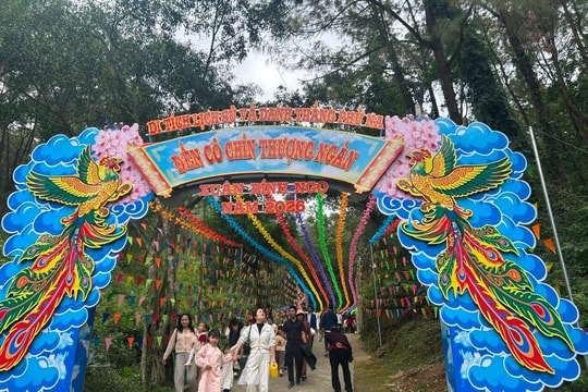 Nô nước trẩy hội Phủ Na xin nước thánh