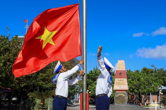 Xúc động Lễ chào cờ đầu năm mới tại các đảo nơi đầu sóng ngọn gió