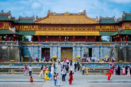 Đại Nội Huế rộn ràng du khách sáng mùng 1 Tết Bính Ngọ 2026
