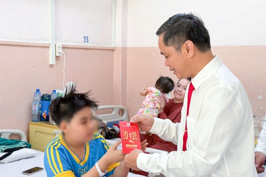 Bệnh nhân nội trú TP.HCM đón "lộc" đầu năm