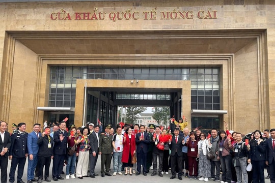 Du lịch Quảng Ninh sôi động từ những chuyến khách đầu xuân