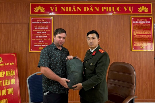 Du khách Canada xúc động khi nhận lại tài sản thất lạc tại Cát Hải
