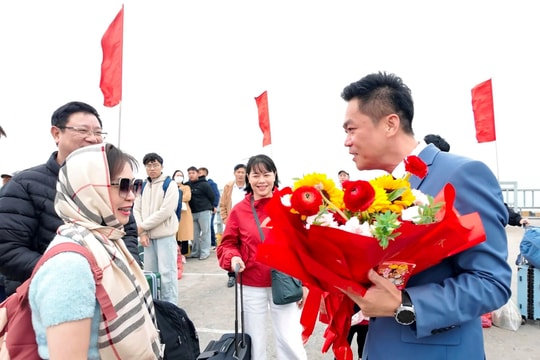 Cô Tô đón gần 300 du khách “xông đất”