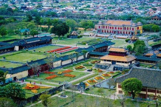 Đại Nội Huế khoác “áo mới” dịp Tết, thu hút đông đảo du khách tham quan