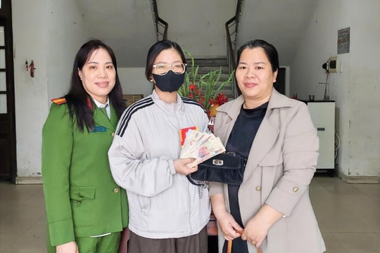 Trao trả ví tiền cho người đánh rơi tại trung tâm thương mại