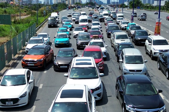 Mùng 2 Tết: Đường phố TP.HCM yên ả, cửa ngõ phía Đông kẹt xe kéo dài