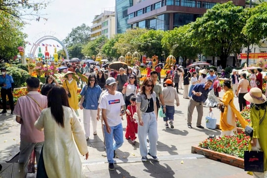Nườm nượp người du Xuân tại đường hoa Nguyễn Huệ