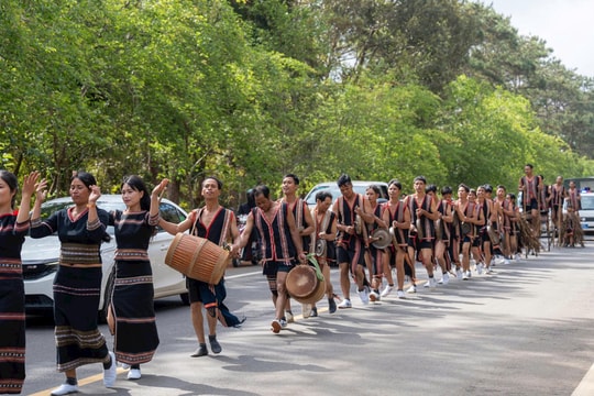 Tưng bừng Lễ hội đường phố Măng Đen