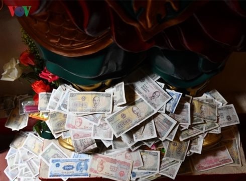 Rải tiền lẻ ở lễ hội đầu năm 2026: Có bị xử phạt không?