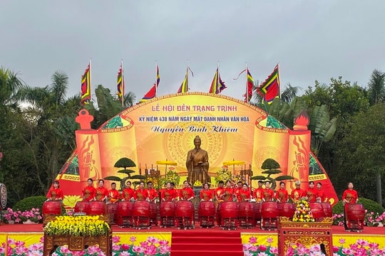 Hàng vạn du khách về thăm đền thờ Trạng Trình Nguyễn Bỉnh Khiêm trong 3 ngày Tết