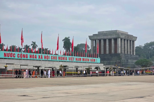 Dòng người về viếng Lăng Bác ngày đầu năm mới