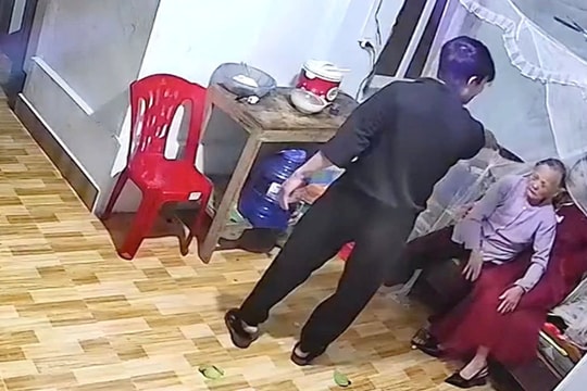 Phẫn nộ clip con trai đánh mẹ gãy tay