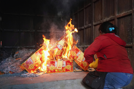 Đốt vàng mã ở chung cư, vỉa hè: Mức phạt mới nhất người dân cần biết
