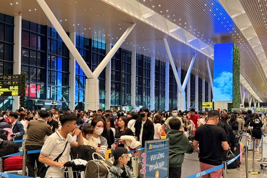 TP.HCM: Sân bay, nhà ga nhộn nhịp mùng 4 Tết