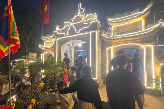 Dòng người đổ về đền Độc Cước cầu may trong đêm