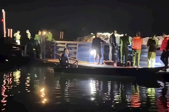 Lào Cai huy động khoảng 500 người tìm kiếm nạn nhân vụ tai nạn lật tàu tại hồ Thác Bà