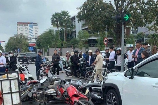 Ôtô mất lái đâm nhiều xe máy tại ngã tư ở Hải Phòng