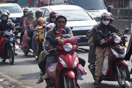 Người dân rục rịch trở lại TP.HCM sau Tết