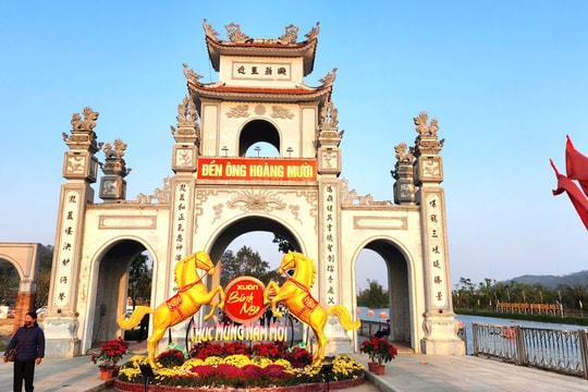 Tấp nập du khách về Đền Ông Hoàng Mười đầu năm mới