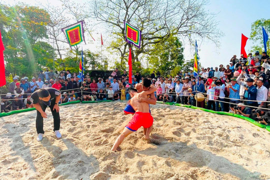 Tưng bừng hội vật làng Thủ Lễ
