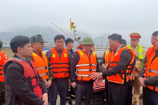 Chủ tịch UBND tỉnh Lào Cai - Nguyễn Tuấn Anh đến hiện trường chỉ đạo cứu nạn nhân vụ lật tàu tại hồ Thác Bà