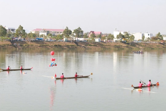 Sôi nổi Giải đua thuyền độc mộc trên sông Đăk Bla