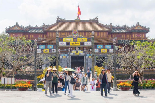 Huế đón hơn 523.000 lượt khách, doanh thu vượt 1.100 tỷ đồng dịp Tết